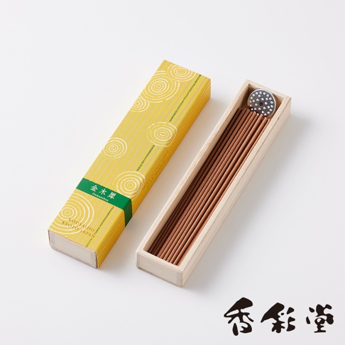 京都百樂香白檀香氛線香，黃色紙盒上印有白色螺旋紋飾，綠色腰帶標示「金木犀」與「Osmantus」。盒內為淺木色木盒，裝有數十支細長的棕色香氛線香，頂部有一個圓形金屬香插。