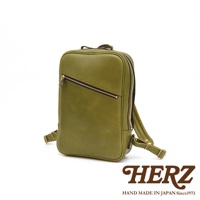 橄欖綠皮革長方型後背包，正面有一個斜向拉鍊口袋，頂部有提把，兩側有可調節肩帶。