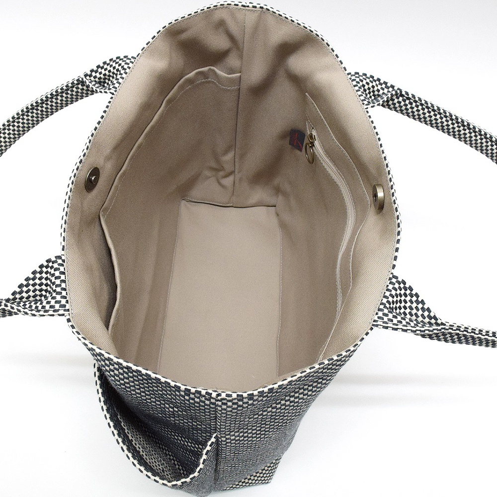 三河木綿刺子織 L 尺寸手提托特包，外觀為黑白格紋，內裡為米色帆布，設有開放式內袋、拉鍊內袋及磁扣。