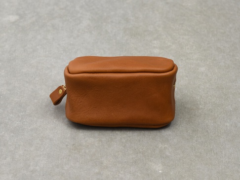 職人手作皮革Organ拉鍊收納包，M號，採用光滑棕色皮革製成，設有金色拉鍊和皮革拉袢，風格簡潔。