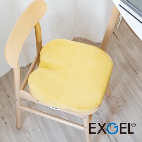 黃色貓頭鷹造型坐墊，採用柔軟絨面材質，放在木質餐椅上，展現可愛的居家風格。