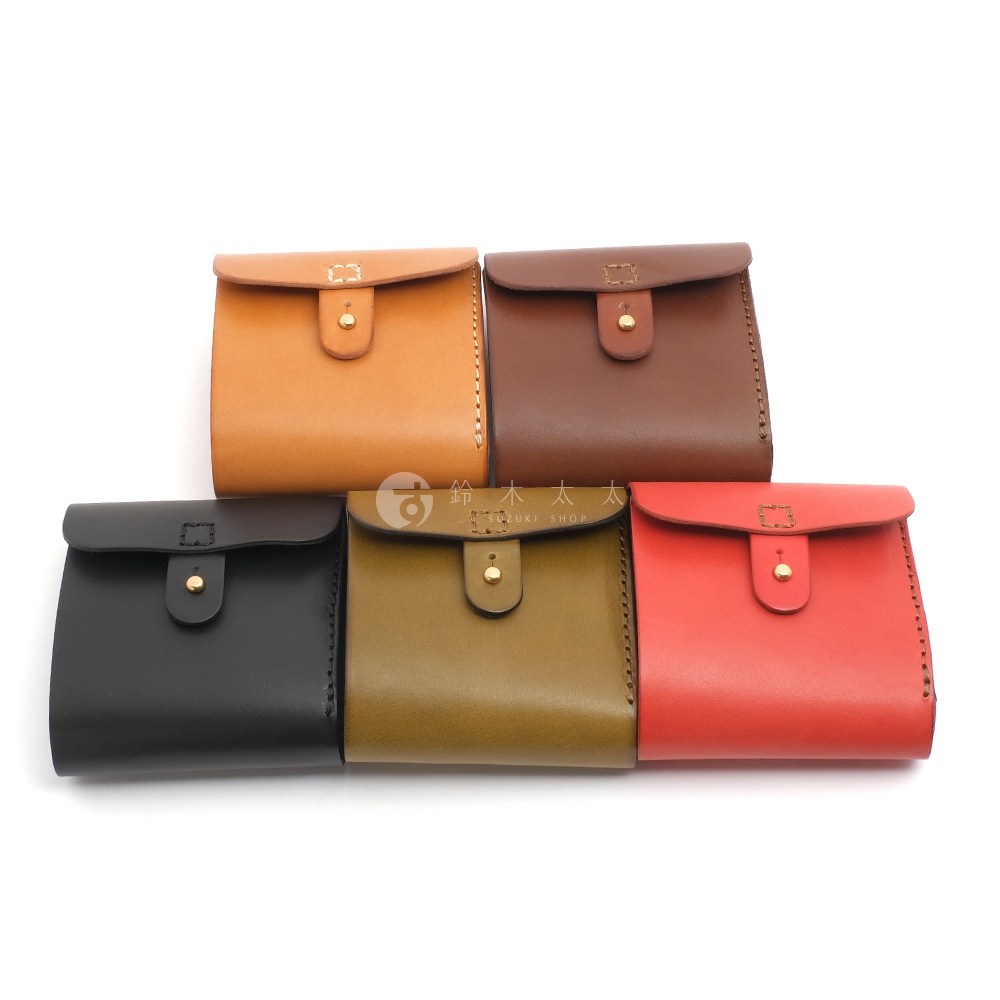 五款職人手作皮革原子釦型二折式短夾，包含棕色、深棕色、黑色、軍綠色和紅色，皆採用皮革材質，設計簡約。