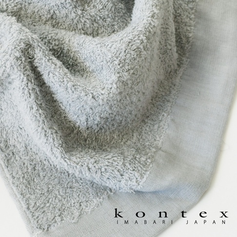 PRIMAVERA 超細纖純棉素面浴巾，淺灰色，柔軟蓬鬆的毛圈織法，質地細緻，邊緣有素色滾邊。