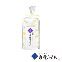 白色長拭巾，印有黃色小櫻桃圖案，附有日文標籤，以透明塑膠袋包裝，並以麻繩束口。