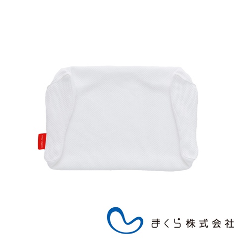 白色網眼材質的護頸止鼾枕專屬枕套，枕套邊緣有縫線處理，左側有一個紅色標籤，上面印有白色英文字母。