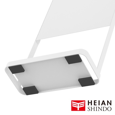 平安伸銅 SPL-9WH 桌上型磁吸廚房收納架的底部視角，展示了白色的收納架框架和底部四個黑色的防滑墊。