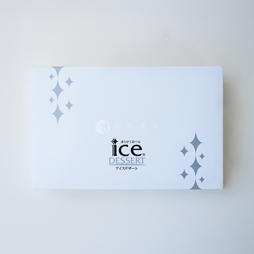 白色紙盒，印有「鈴木太太」及「ice DESSERT」等字樣，並飾有銀色星形圖案。