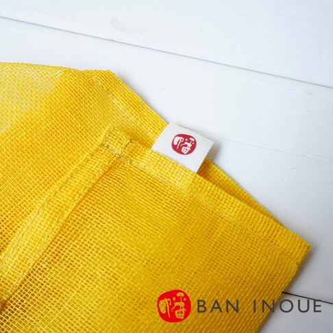 黃色網狀透氣收納袋，材質為聚酯纖維，袋口有白色織標，印有紅色「福」字圖案，角落處有「BAN INOUE」品牌標誌。