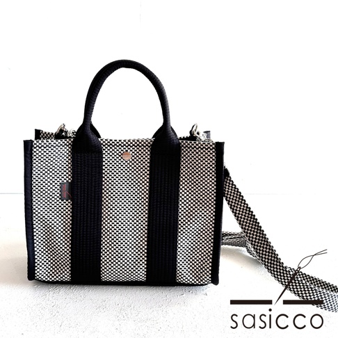 黑白格紋三河木綿刺子織兩用方形托特包，有黑色粗條紋與細緻棋盤格紋布料拼接，配有黑色提把及可拆卸斜背帶。