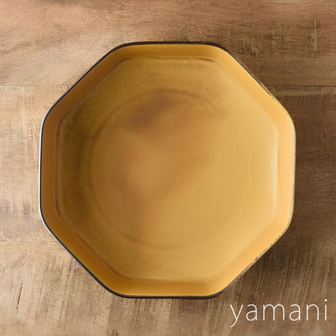 一個八角形的美濃燒陶盤，釉色為芥末黃，帶有深色滾邊，盤面有漸層的紋理。