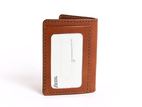 棕色皮革三面雙折票券收納夾，設有透明證件夾層，邊緣車縫線清晰。