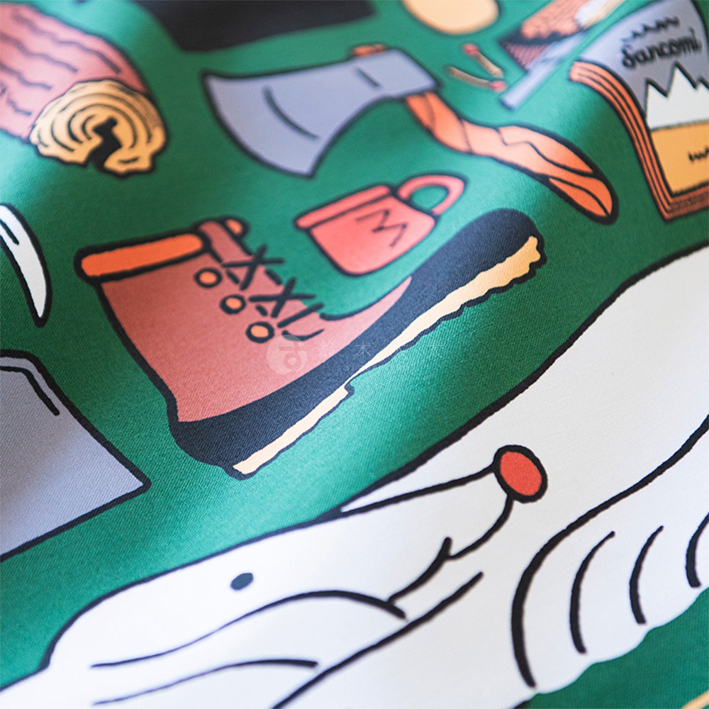 無框帆布藝術海報，綠色背景印有冬季主題圖案，包括伐木、斧頭、登山靴、馬克杯和書籍等，色彩繽紛，風格簡約。