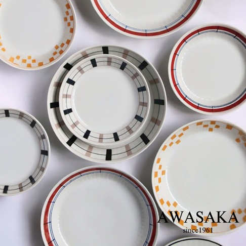 Antico Line 西歐復古甜點配菜盤五入組，包含不同尺寸的圓盤，以白色為基底，點綴著格紋、直線與色塊的復古圖案，主要顏色為紅、藍、棕、黑、橘。