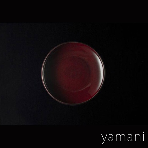 Tsudoi 赤飴釉美濃燒圓盤，採用深紅色釉料，呈現漸變光澤，圓形設計，材質為陶瓷。