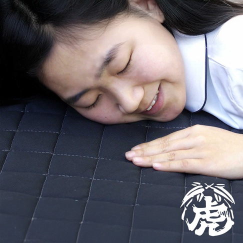 單人竹炭床墊，深灰色，菱格紋縫線，觸感平整。