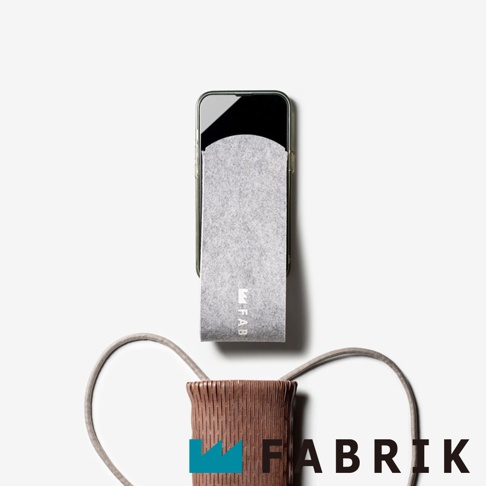 FABRIK 品牌字樣和一個手機保護套，下方為編織紋理的提籃式小包。