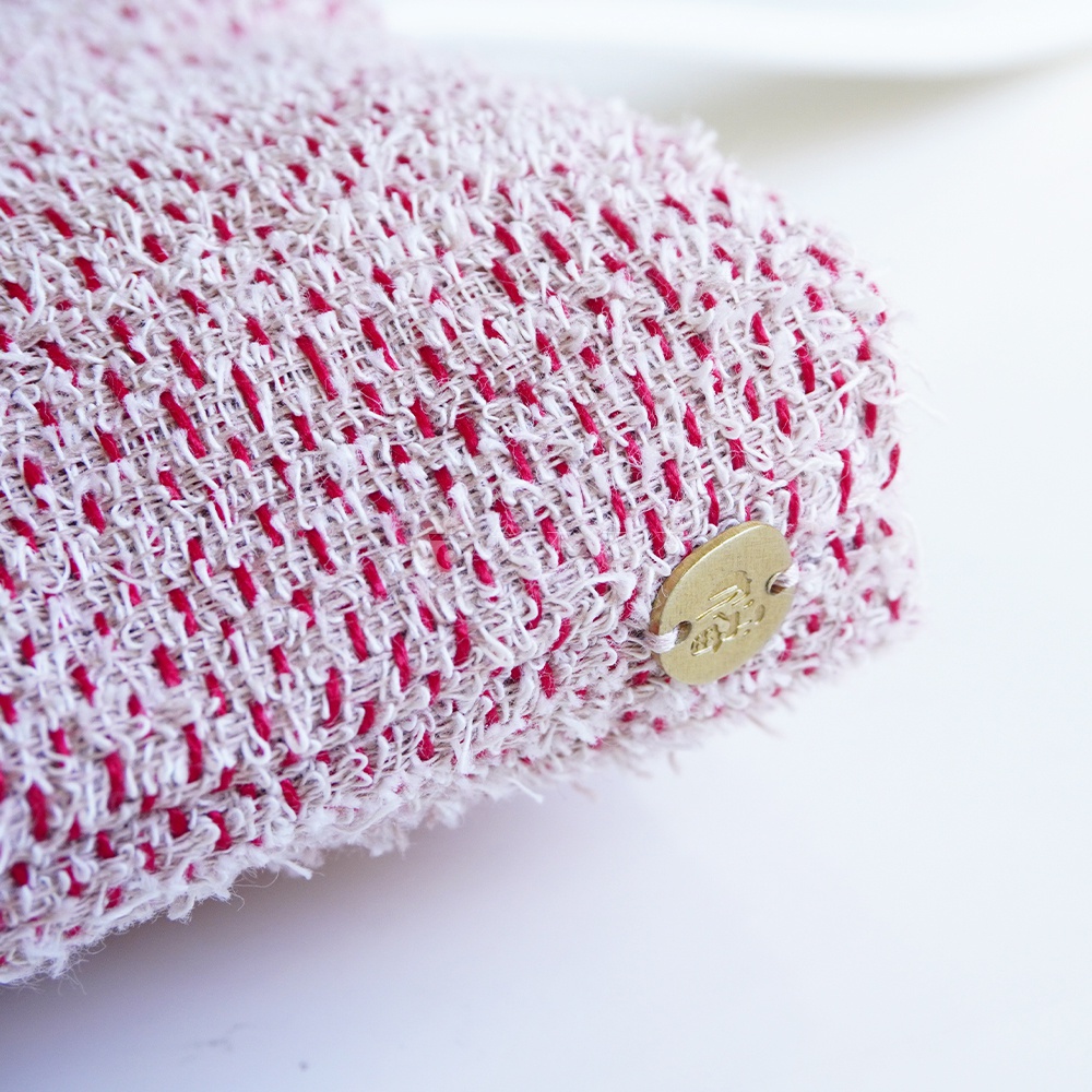 BAN INOUE 蚊帳棉裂織手提袋，以米白色與紅色交織的裂織布料製成，側邊帶有品牌金色圓形金屬標籤