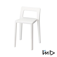 白色一體成形短背椅凳，由光滑塑膠製成，椅面平整，有方形鏤空靠背，四隻圓柱形椅腿。