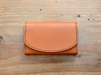 職人手作皮革Organ商務用名片夾，採用溫暖的棕褐色牛皮製作，邊緣以同色系線跡縫合，設計簡潔，風格樸實。