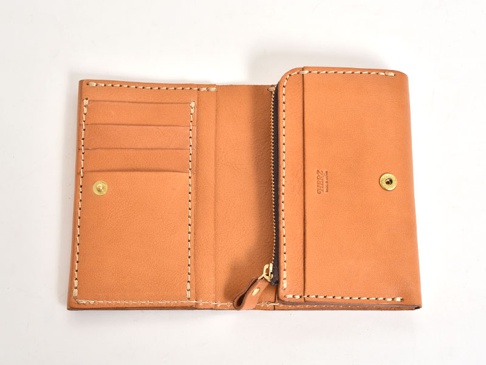 職人手作皮革中型雙折短夾，淺棕色皮革，內有數個卡槽，一個零錢袋，一個拉鍊開合，一個按扣開合。