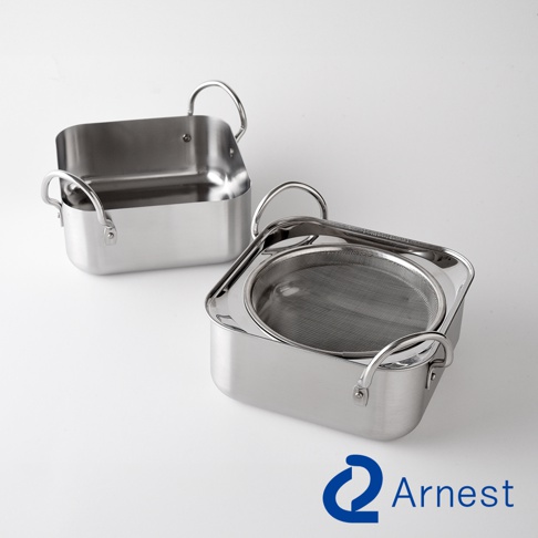 兩個不鏽鋼方型炸物鍋組，其中一個鍋子內放有濾油網，鍋子皆有圓弧形提把，整體呈現銀色金屬質感。