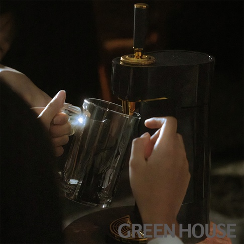 GREEN HOUSE 超音波金泡機正在為玻璃杯注滿啤酒