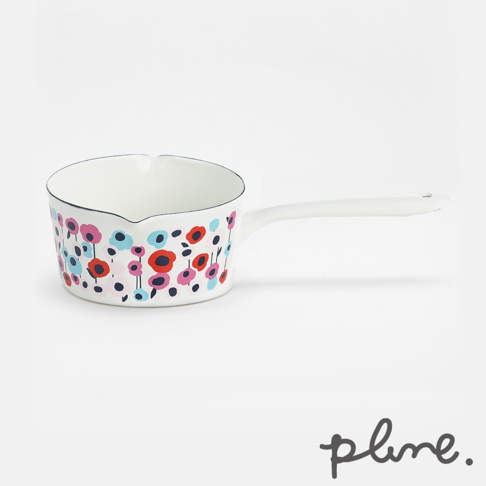 白色琺瑯單柄牛奶鍋，鍋身印有紅色、粉色、藍色和黑色小花圖案，鍋緣有黑色滾邊，鍋柄為白色。