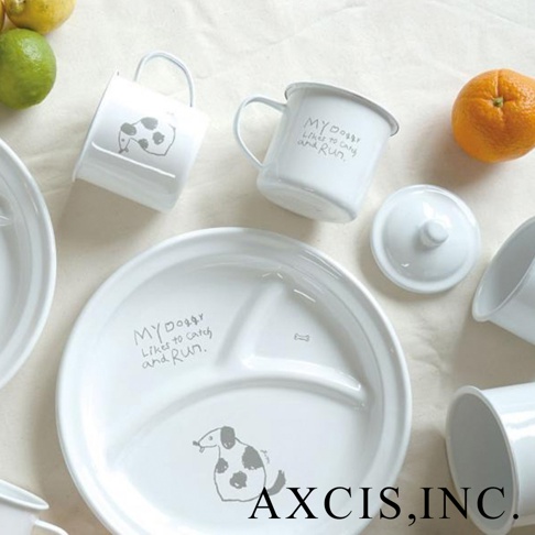 白色琺瑯材質的餐具組，包含一個三格分盤、兩個馬克杯和一個附蓋儲物罐。餐具印有狗的插畫和文字「MY Doggy Likes to catch and Run.」。