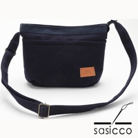 深藍色三河木綿刺子織肩背包，配有可調整的斜挎織帶，包身正面有一個皮革標籤，標示著品牌名稱及產地。