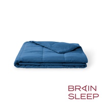 單人太空科技調溫被，藍色，材質為柔軟親膚布料，表面採方形格紋縫製，呈現蓬鬆質感，被子對折放置於畫面中央，左下角有品牌標誌。