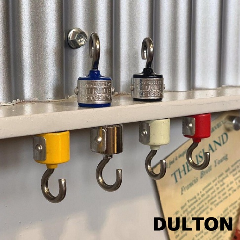 DULTON 強力磁吸掛勾，黃色、銀色、奶油色和紅色，底部有金屬掛鉤，上方有黑色和藍色磁吸式掛勾。