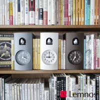 書本造型布穀鳥報時鐘，有雪白、灰色、深棕三種顏色，鐘面為圓形，時針、分針清晰。