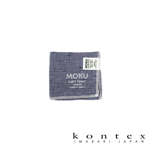 MOKU超速乾輕薄吸水小方巾，深藍色，100%純棉，尺寸28x28公分，織有「MOKU LIGHT TOWEL」字樣，並附有產品標籤。