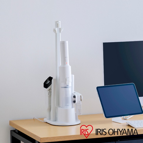 白色超輕量多合一手持無線吸塵器 HCD-22MW 放置於充電座上，吸塵器主體呈白色，配有透明集塵筒，座上另有刷頭配件。