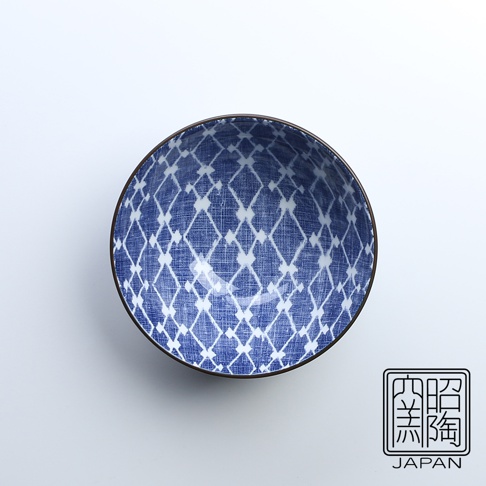 藍染菱紋拉麵碗，碗內外皆以深淺不一的藍色網格菱形紋路裝飾，碗緣帶有深棕色邊飾，陶瓷材質。