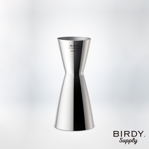 銀色不鏽鋼雙頭刻度量酒器，兩端分別為30毫升與60毫升容量，中間腰身設計，表面光滑，印有「BIRDY by Erik Lorincz」及「MADE IN JAPAN」字樣。