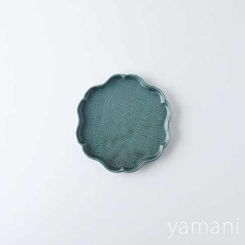 青綠色美濃燒花型甜點盤，表面帶有細緻的編織紋理，盤緣為波浪狀。