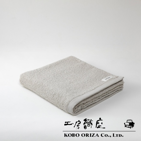 SALA 今治高密度耐洗超細纖浴巾，淺灰色，柔軟親膚的棉質材質，邊緣有細緻的滾邊。