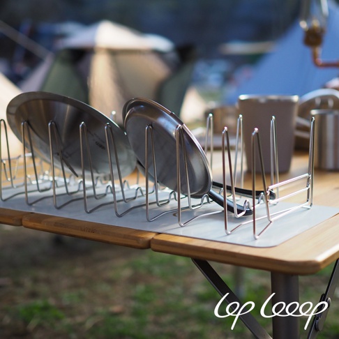 伸縮式可攜不鏽鋼瀝水架，附淺灰色防水墊，架上放置兩個不鏽鋼盤。