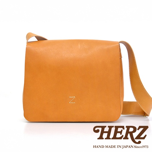 日本HERZ職人手作皮革軟皮橫式斜背包，駝色，品牌標誌'Z'壓印在包身中央