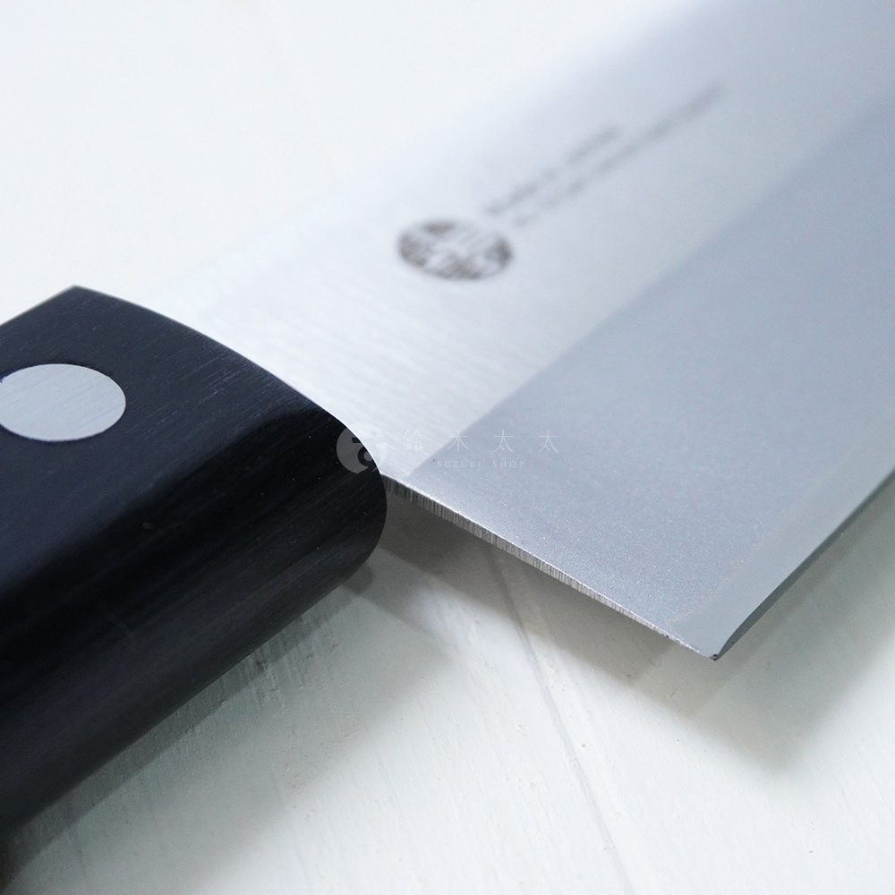 燕三條 VG-10 不鏽鋼三德刀，刀柄為黑色，刀身為銀色不鏽鋼材質，刀刃鋒利，近距離特寫。