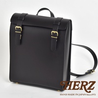 職人手作皮革後背包 R-31，厚實版，黑色皮革，設有兩個翻蓋式束帶扣環，可調節背帶。