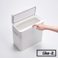 白色塑膠按壓式垃圾桶，容量 9.5L，桶蓋開啟，顯示內部有垃圾袋。