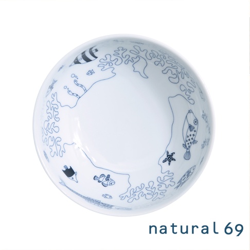 白色陶瓷小丼，內側繪有藍色線條的海底世界圖案，包含珊瑚、小丑魚、海星、河豚等多種海洋生物。