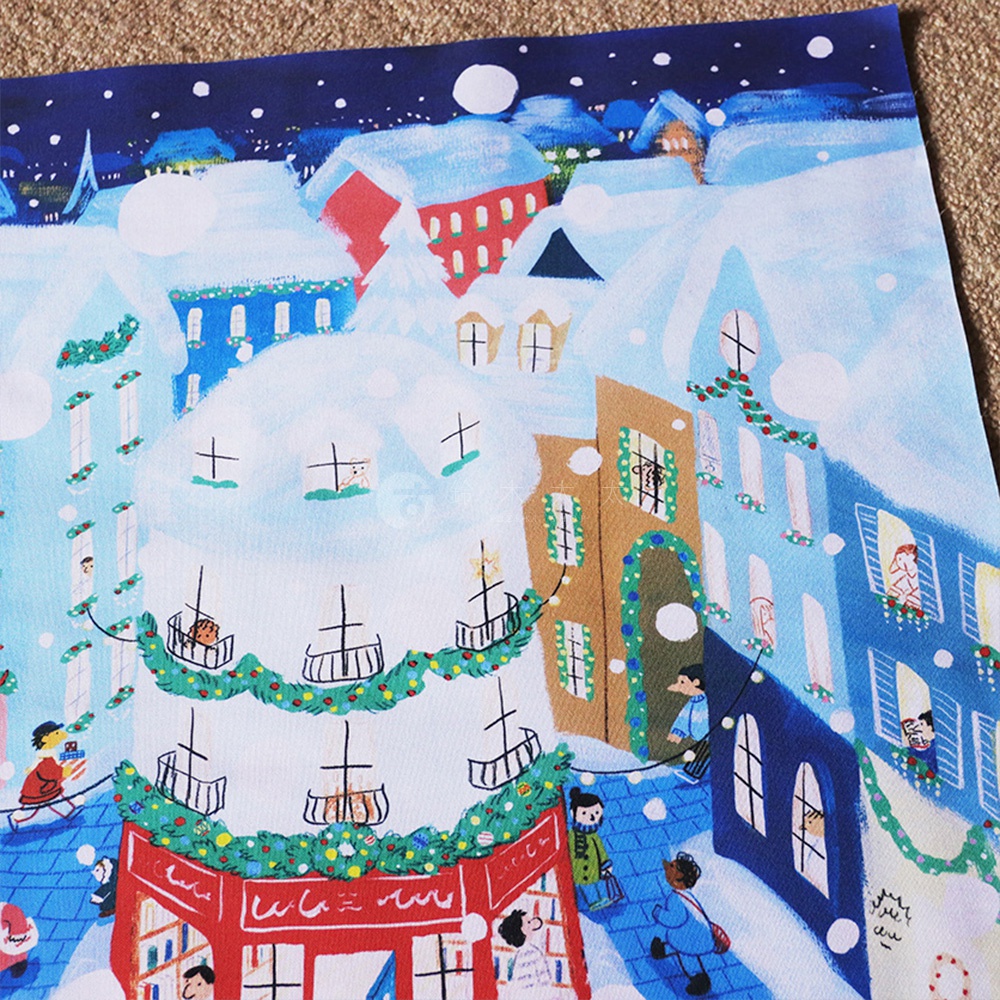 無框帆布藝術海報，描繪夜晚的聖誕大街，積雪覆蓋的房屋色彩繽紛，有藍色、棕色、紅色，街道上有行人提著禮物，書店門口掛著聖誕飾品，整體呈現溫馨的節日氛圍。