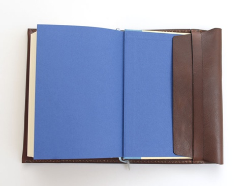 職人手作皮革翻蓋記事本書套 (KB-2) S，深棕色皮革外觀，內頁為亮藍色，書套邊緣有縫線裝飾，右側皮革翻蓋可固定書本。