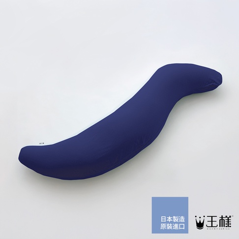 深藍色兒童抱枕，形狀彎曲，類似香蕉或海豚，材質光滑，適用於兒童。