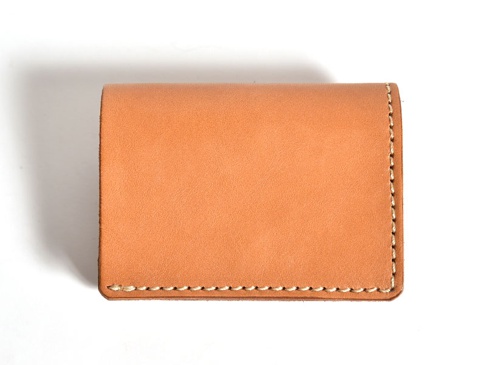 職人手作皮革三折式迷你短夾 (WS-2)，採用自然色調的皮革材質，車縫線清晰，簡潔實用。