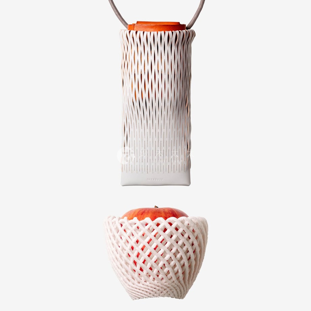 FABRIK皮革隨形貼合伸縮小包，搭配橘色飾蓋與網格狀的白色外層，下方有一顆置於網格包裝中的紅色蘋果