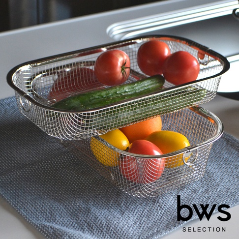 兩個不鏽鋼淺型簡約瀝水籃，上面籃子裝有番茄和黃瓜，下方籃子裝有番茄、橘子和檸檬。